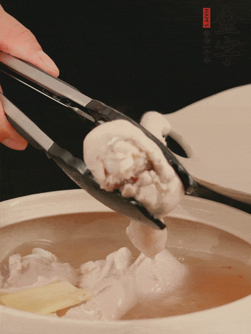 雞腿放入砂鍋，加姜片、料酒、清水，中火燉煮20分鐘撈出。