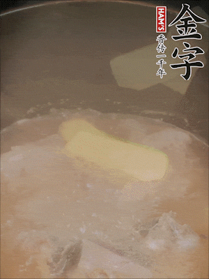 排骨洗凈，加生姜、黃酒焯水，溫水洗凈備用。