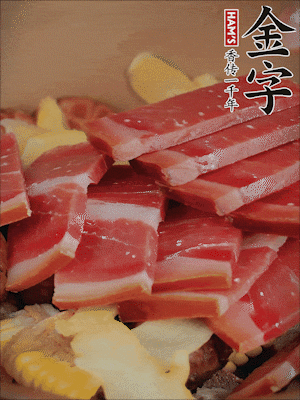 除鮑魚外的所有材料放進鍋里，加清水、姜、黃酒，大火燒開，轉小火煲90分鐘。