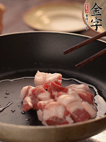五花肉切條，煎到兩面金黃。