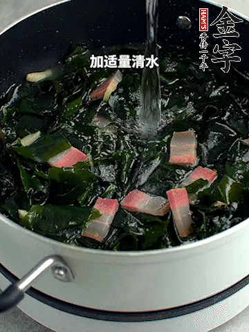 放入泡發好的裙帶菜翻炒一下，加適量清水燉煮。