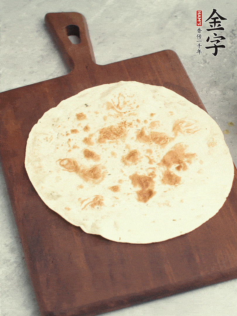 食材依次鋪在卷餅皮上，卷起來(lái)。