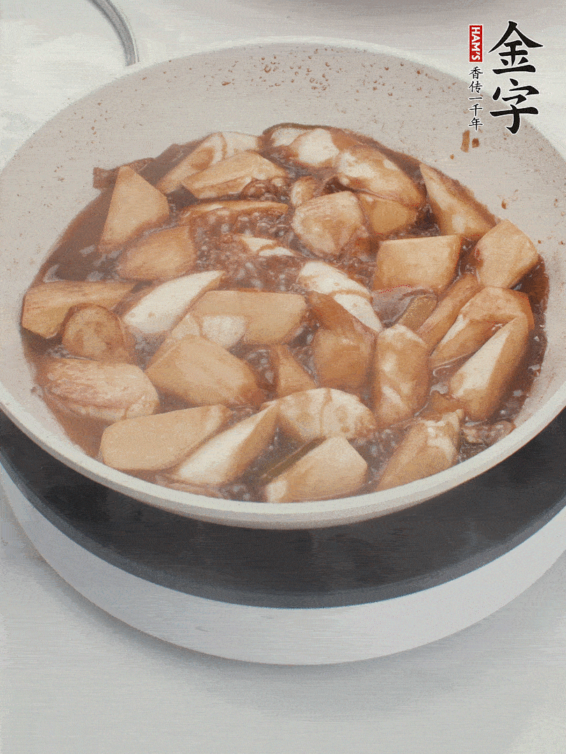 待茭白煸到微微發(fā)黃加入調(diào)好的味汁翻炒。加一小碗清水蓋蓋子燜3-4分鐘。