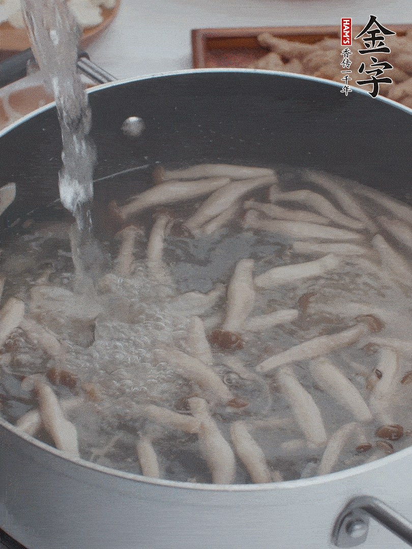 油熱爆香大蔥、蒜末，下蟹味菇炒軟，放清水。