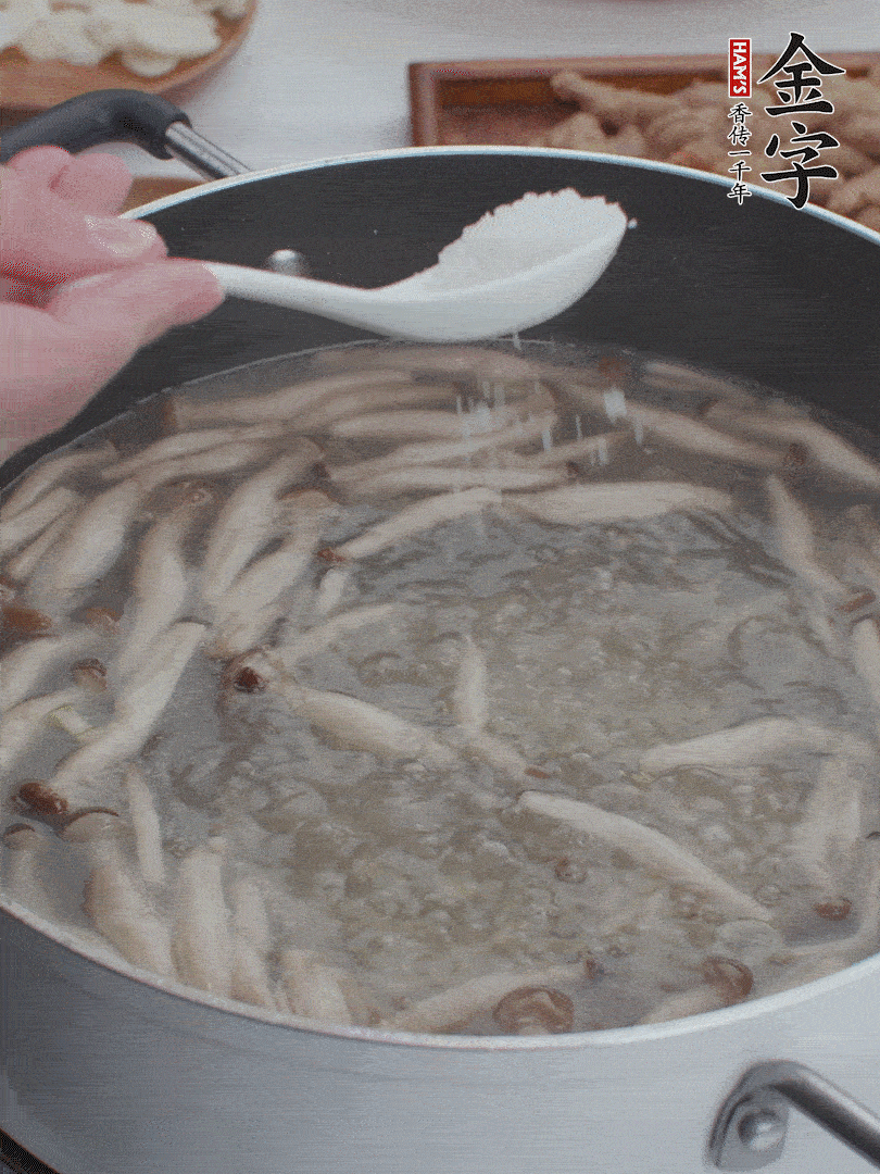 1勺鹽、一點(diǎn)胡椒粉調(diào)味。