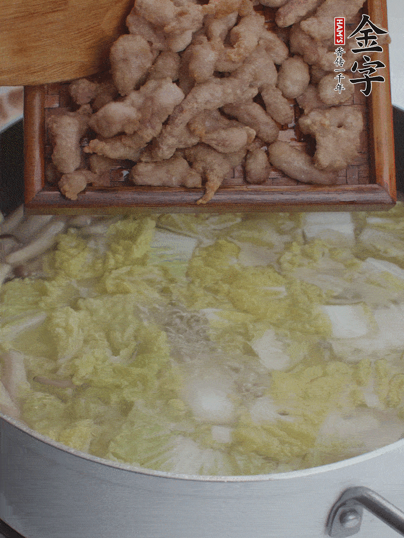 水開后煮10分鐘，下娃娃菜、小酥肉煮3分鐘。