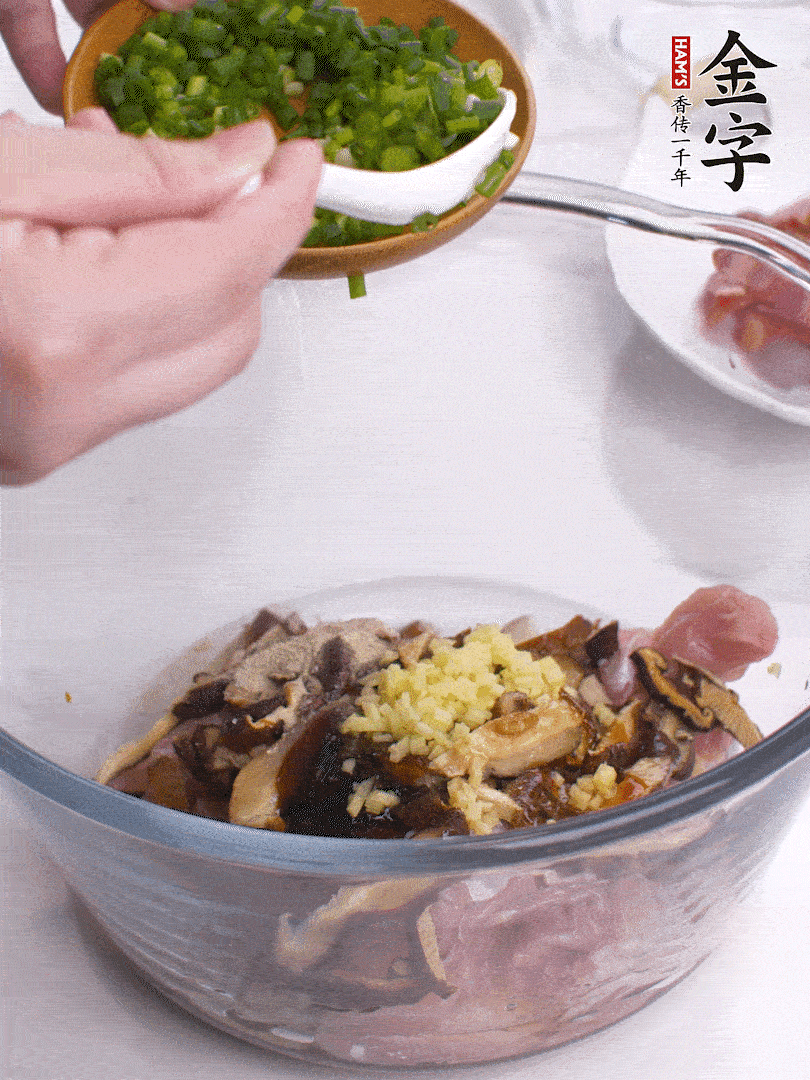 雞肉、香菇混合，加清水1/3杯、料酒1勺、蠔油1勺、鹽1勺、糖1/4勺、白胡椒1/4勺、食用油1勺、香油1/4勺、姜末、蔥花，攪拌均勻腌制2小時(shí)。