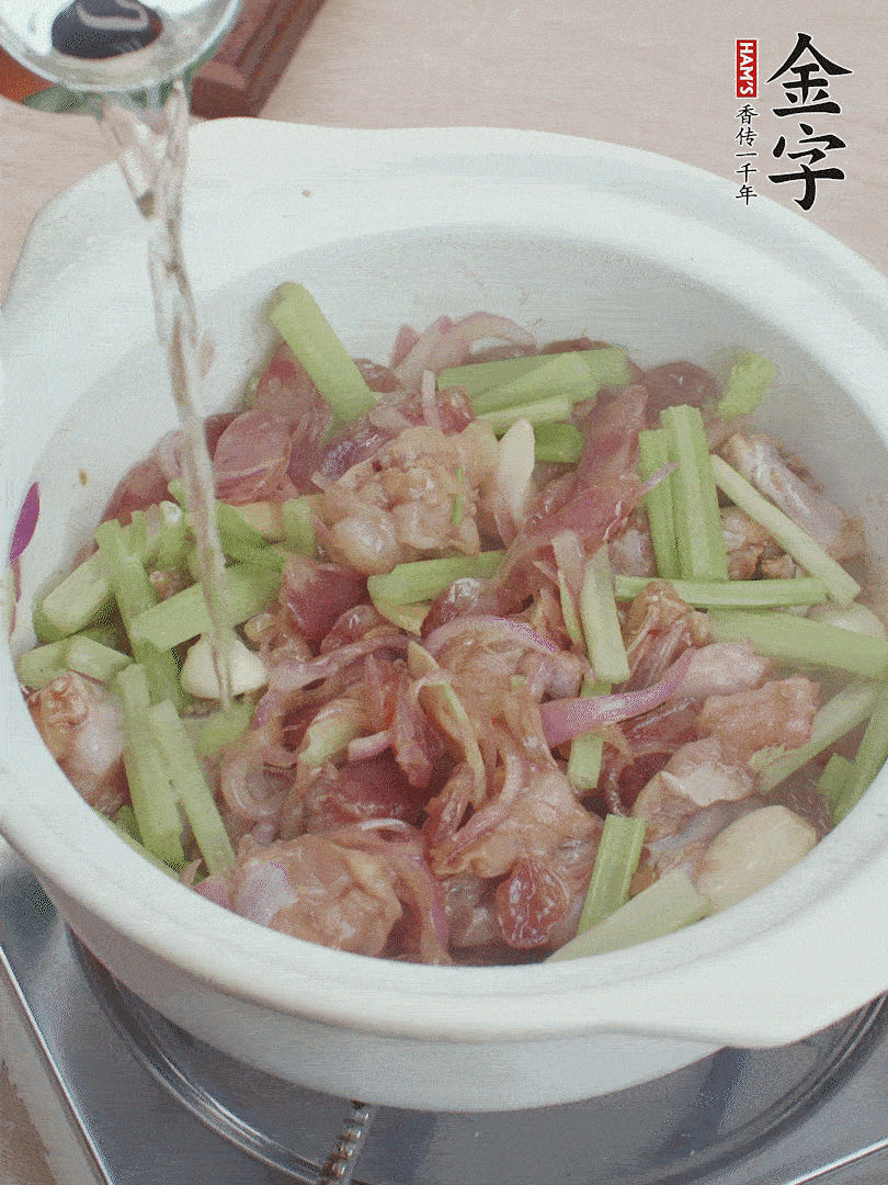 牛蛙變色后，淋點(diǎn)啤酒，加蓋后調(diào)小火燜10分鐘。