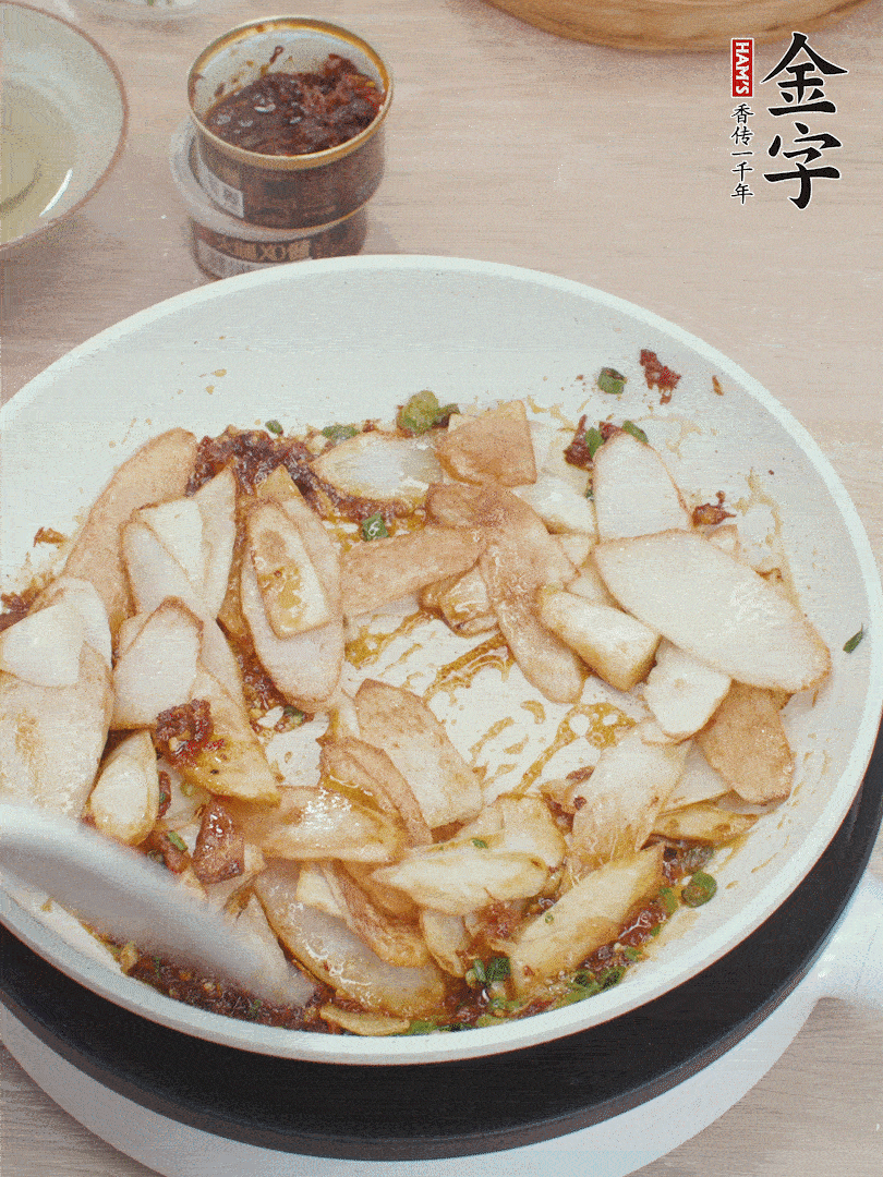 下山藥炒勻，撒蔥花。