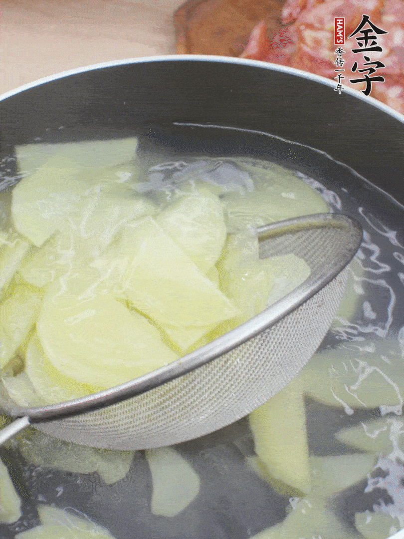 土豆去皮切片，汆燙1分鐘。香腸切薄片。