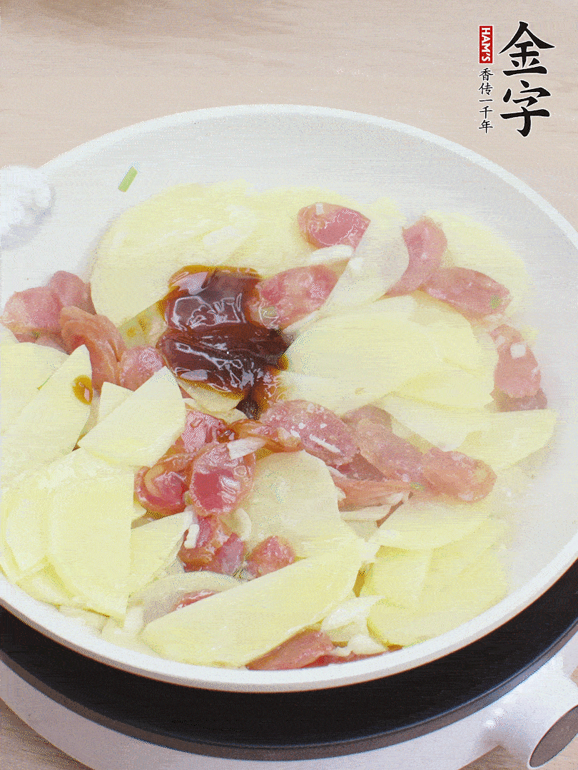 下土豆片，1勺生抽、1勺蠔油、1/3勺鹽、1/3勺糖炒至入味。