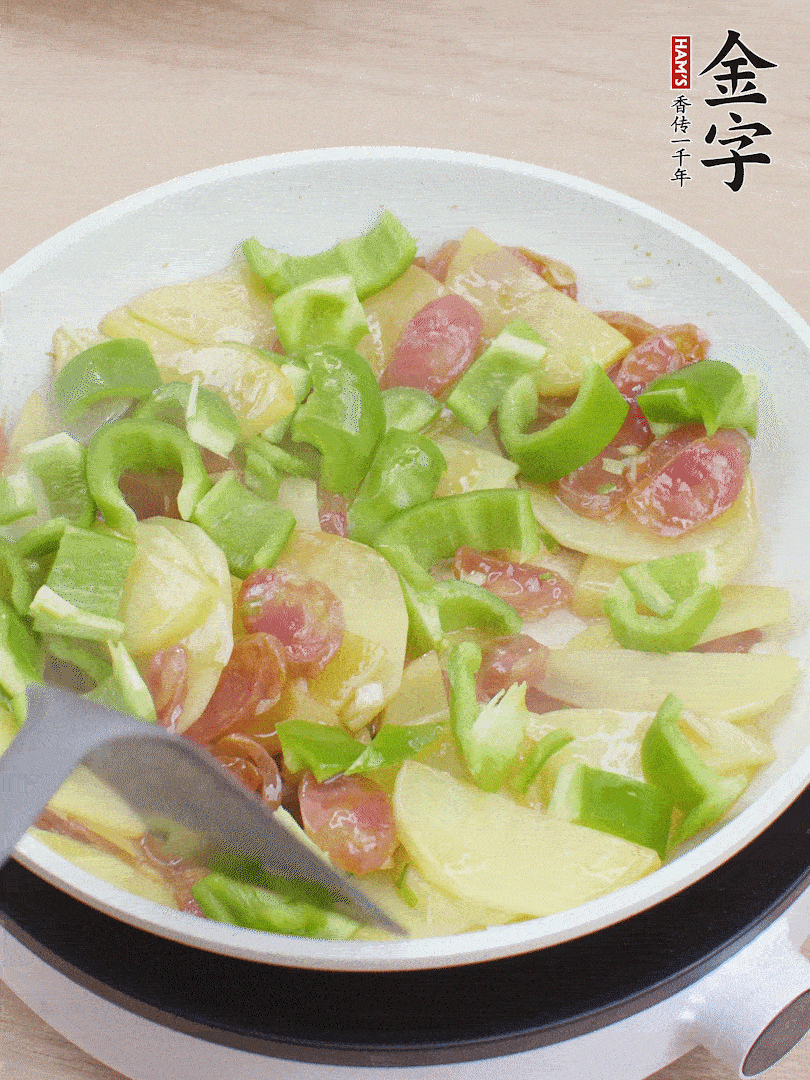 下辣椒翻炒1分鐘。