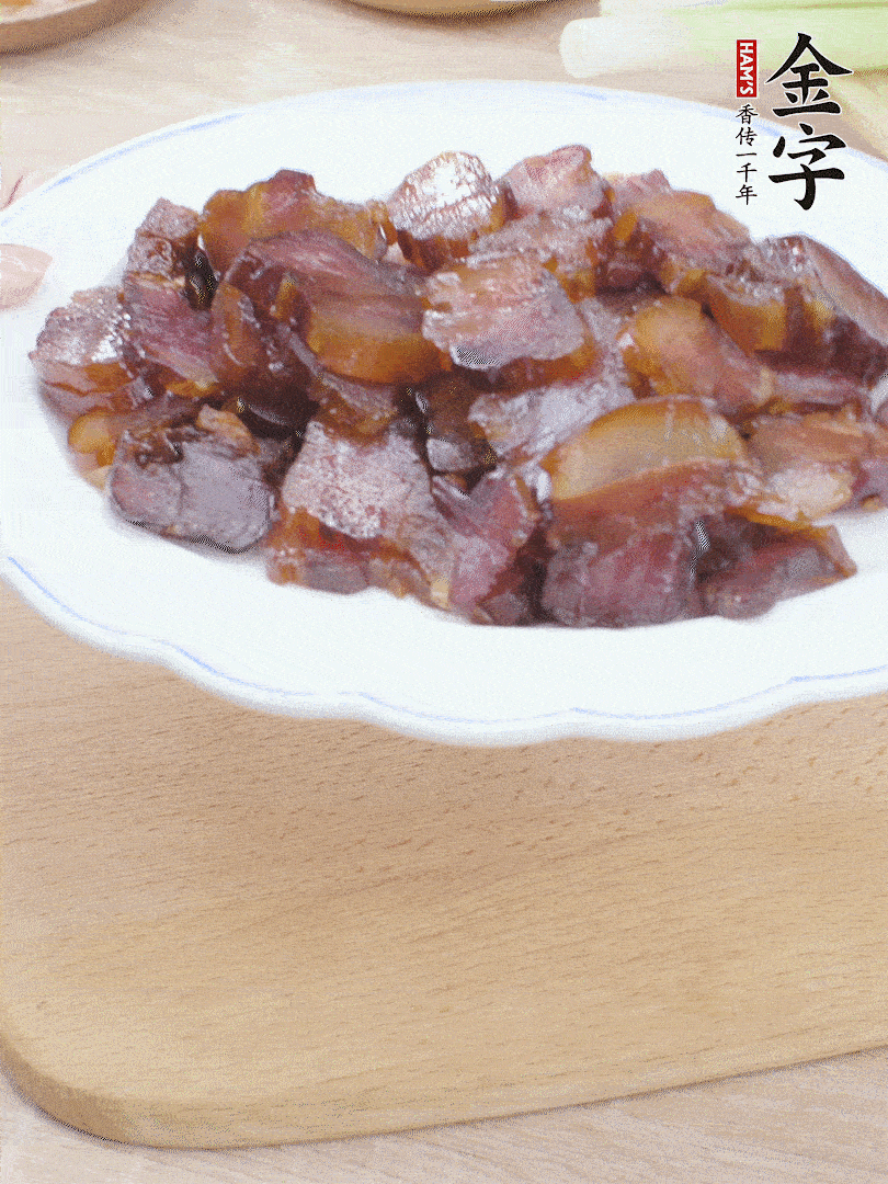 金字醬油肉水煮15分鐘，切薄片。