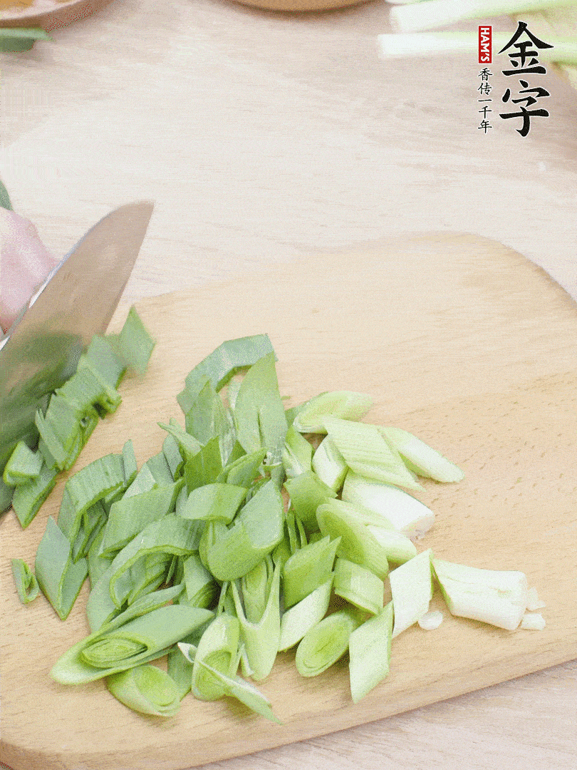 青蒜切段。（蒜白可以拍一下，再斜著切）