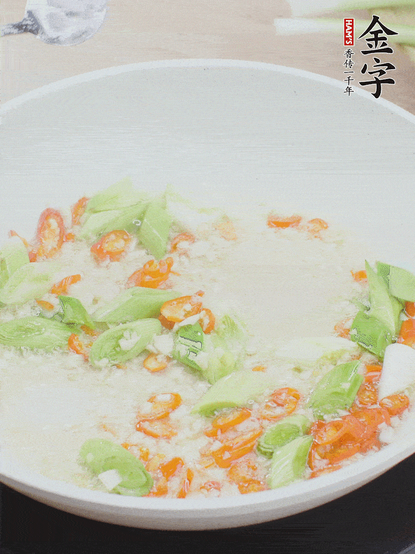 油5成熱時，下蒜末、辣椒、蒜白煸炒。