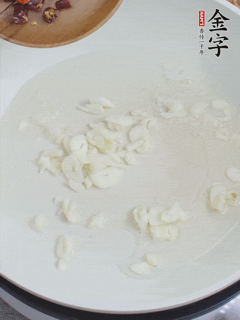 藕去皮，切成1cm見方的丁，放入清水浸泡。美人椒切圈。蒜切成末。