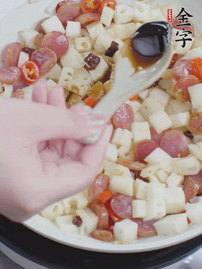 下藕丁，加生抽、香醋、白糖、鹽翻炒均勻。