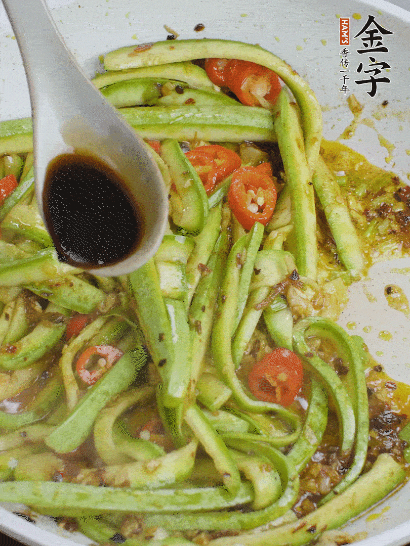 下西葫蘆，加1勺生抽、半勺蠔油、辣椒圈翻炒至斷生。
