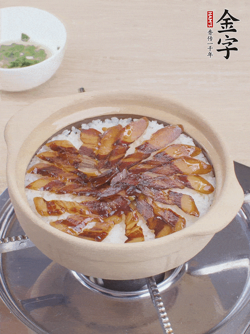 快收水時，鋪醬油肉，鍋邊淋點油，轉動砂鍋，燜煮2分鐘。