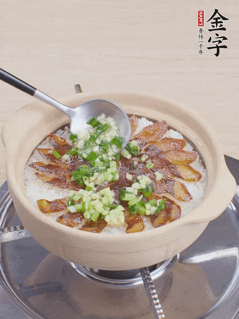 倒蔥姜醬再燜1分鐘。（也可以淋點生抽）