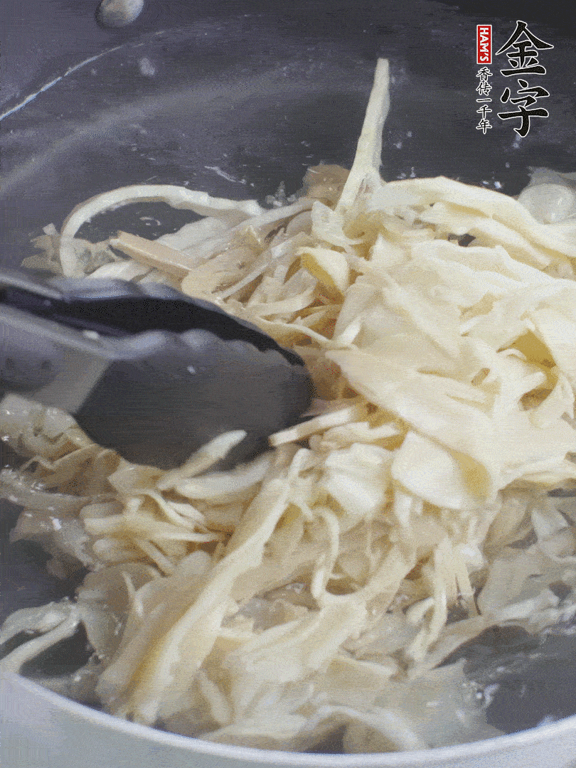 糯米筍焯水1分鐘，過(guò)涼水，擠干水份。