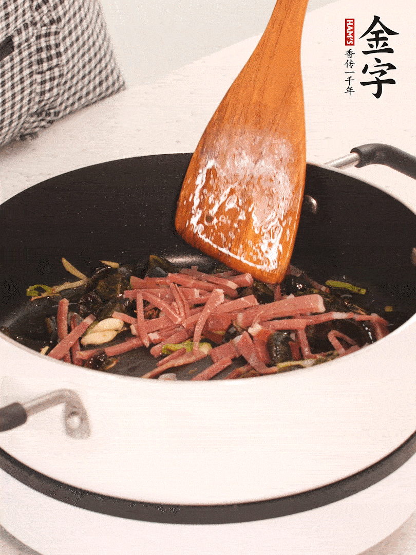 加入火腿煸炒一會(huì)，倒入開水燉煮15分鐘。