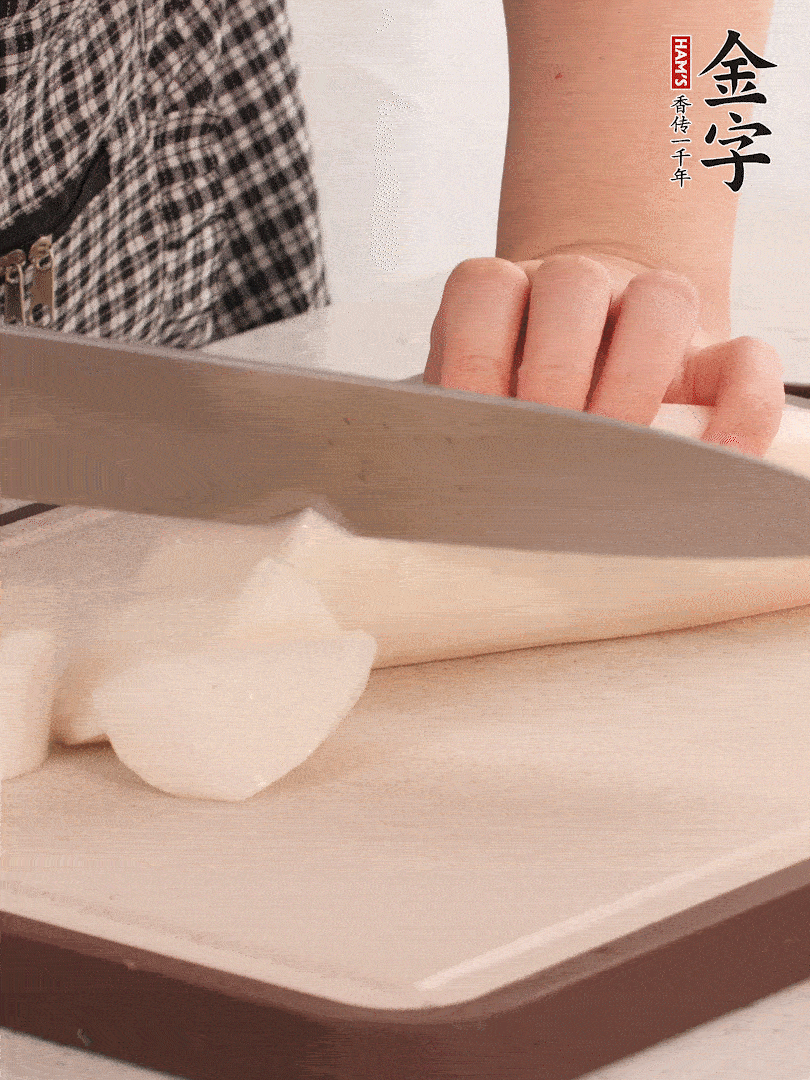 蘿卜切塊，火腿切片。