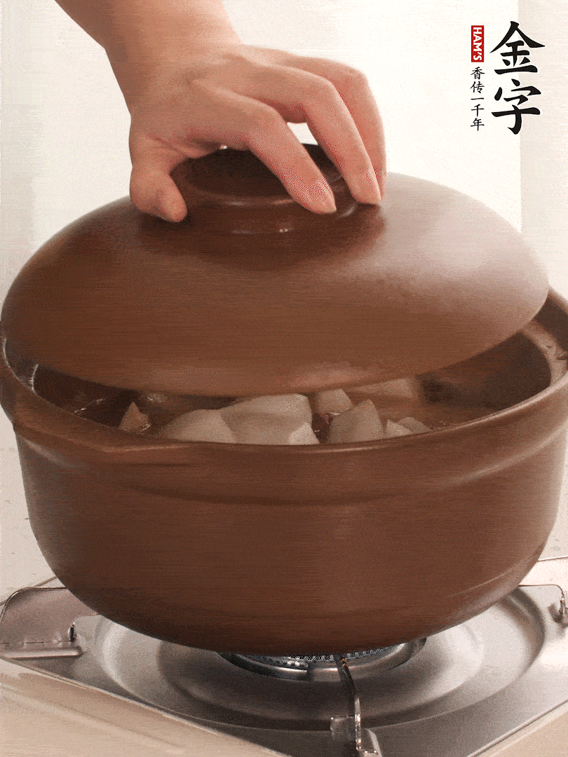 倒沒過食材的熱水，大火燒開。蓋上蓋子轉中小火，燉15-20分鐘。等蘿卜煮到喜歡的軟爛度就可以關火。