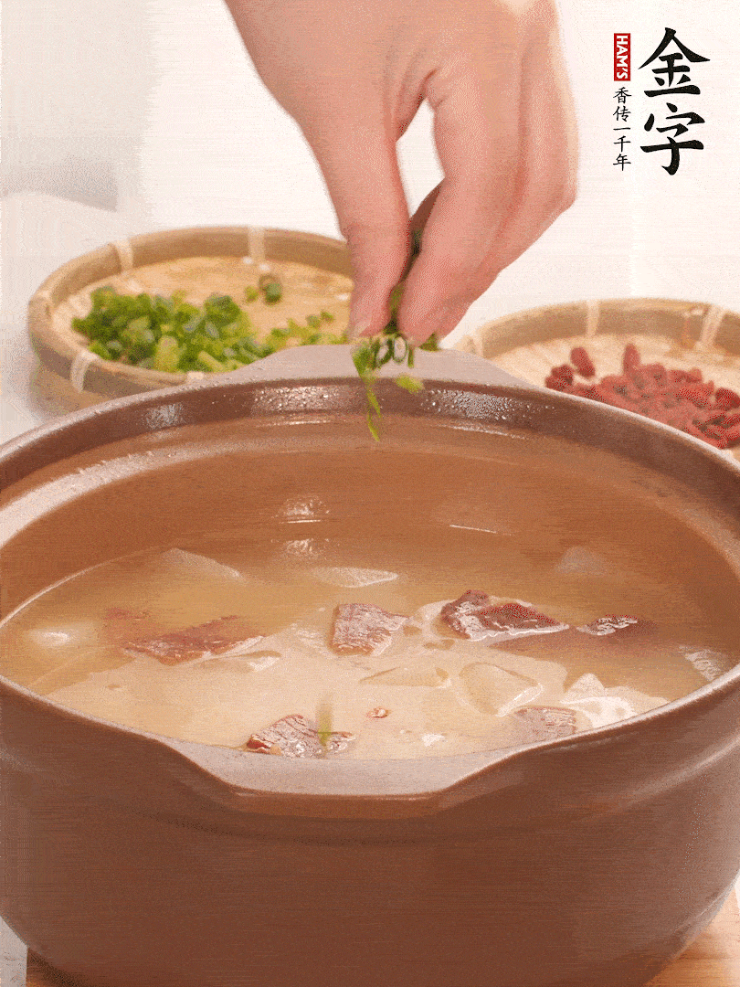 最后點綴點小蔥花、枸杞，增色提味。