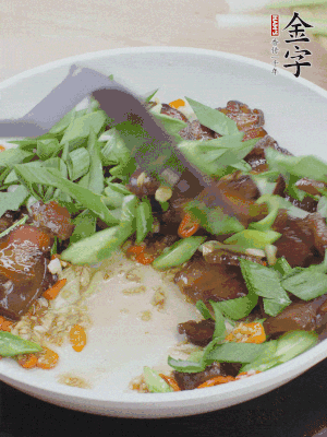 倒蒜葉翻炒均勻。