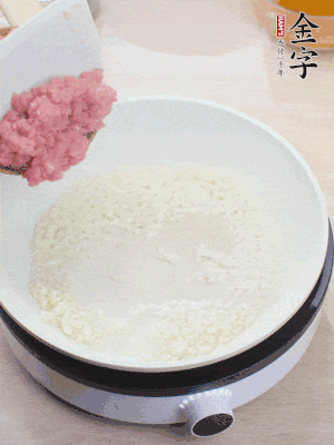 鍋內(nèi)熱油，蒜泥、牛肉泥炒至酥香。