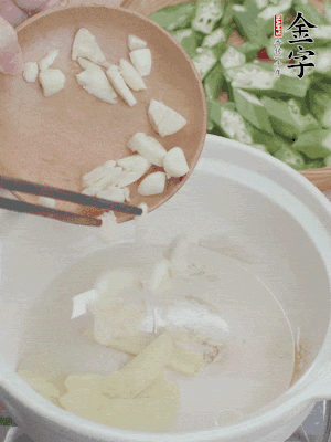 砂煲熱油，姜蒜、辣椒煸香。