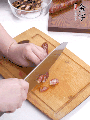 干香菇泡發切片，金字香腸切片，春筍切大粒。