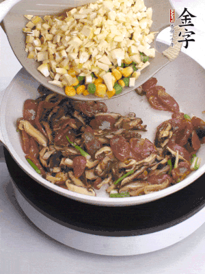 鍋里熱油，爆香蔥白，下香腸片炒至微微出油，加時蔬粒、香菇粒、春筍粒翻炒均勻。