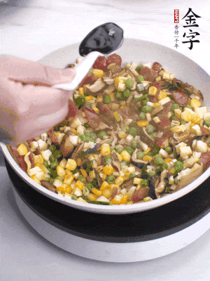 加2勺生抽、1勺蠔油、半勺老抽調味。