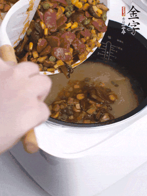 鋪在洗好的大米上，加清水，與食材持平。