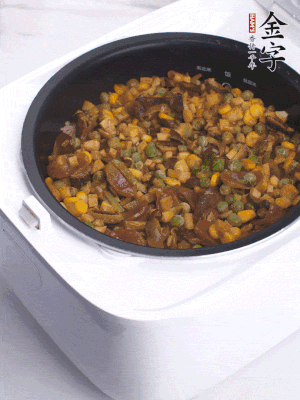 電飯煲按煮飯鍵，出鍋撒蔥花。