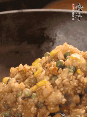 再下糯米，1勺蠔油、2勺生抽調(diào)味翻炒均勻。