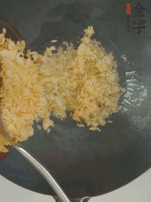 熱油下鍋，邊按壓邊翻炒均勻。