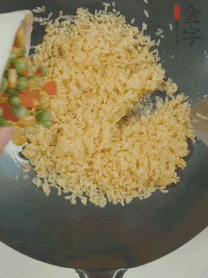 下豌豆粒、胡蘿卜粒、玉米粒。（買現(xiàn)成冷凍的雜菜即可，非常方便）