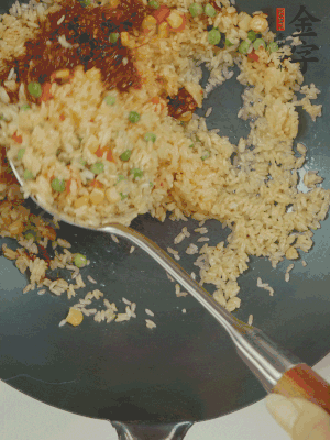 翻炒熟后，加金字火腿XO醬。