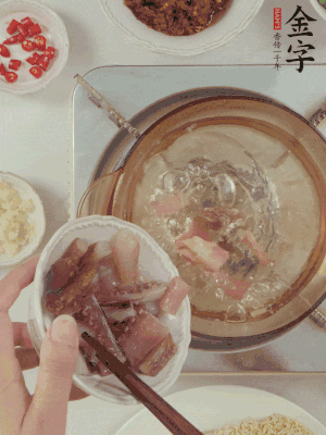 魷魚熱水下鍋，焯水備用。