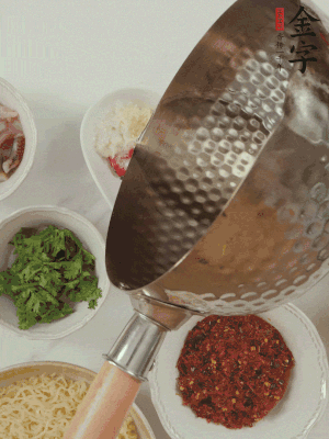 蒜末、小米辣、芝麻淋上熱油。