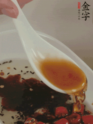 再加2勺生抽、1勺香醋攪拌。