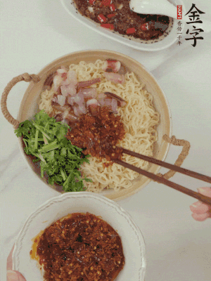 在面上鋪魷魚、香菜、金字火腿大師醬。