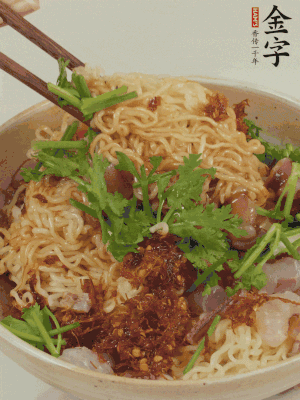 倒上醬汁攪拌均勻即可。