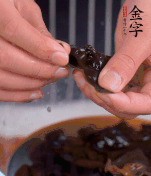 木耳冷水泡發(fā)，處理成小塊。（如果是小木耳就不用切了）
