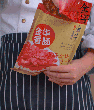 香腸切成斜片，小米辣切成斜片。