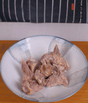 排骨加1勺黃酒、1勺蠔油、1勺玉米淀粉、1/4勺胡椒粉腌制半小時(shí)。