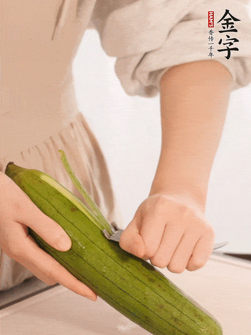 絲瓜去皮切滾刀塊用鹽殺一下水分洗凈。